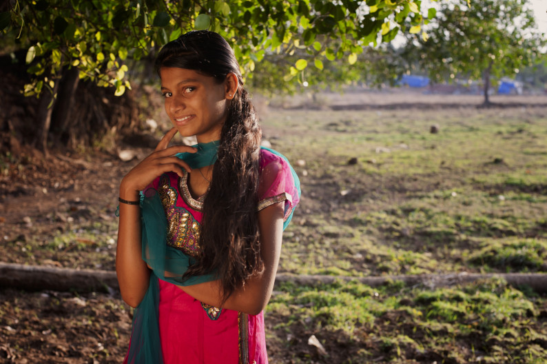 Индийская девушка с косой позволила американскому продюсеру её отодрать