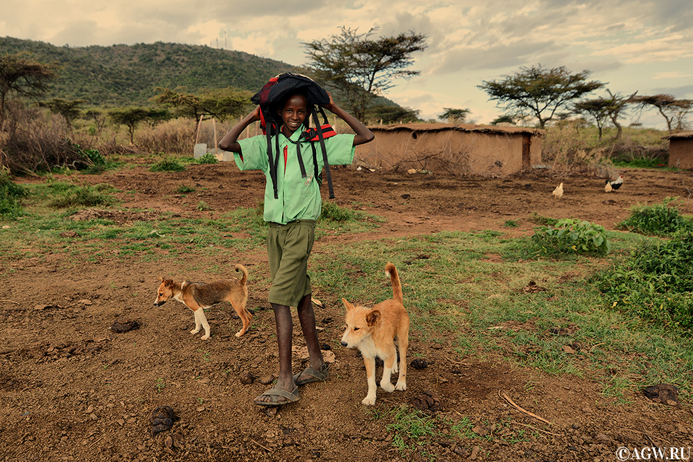 Школьник масаи вернулся в деревню после учебы