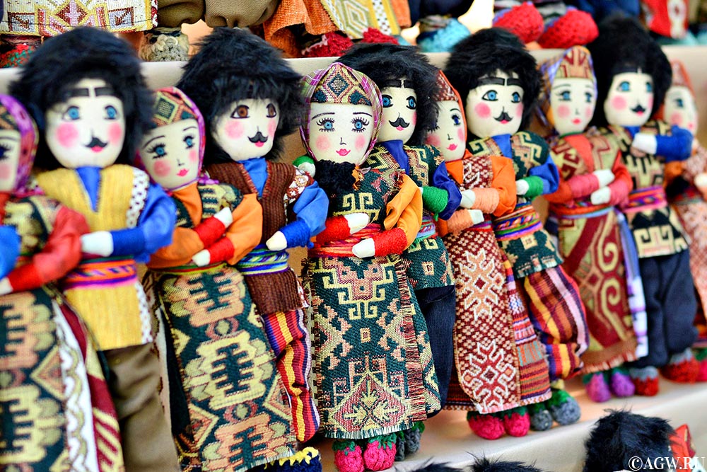 Армянские куклы в национальных костюмах.