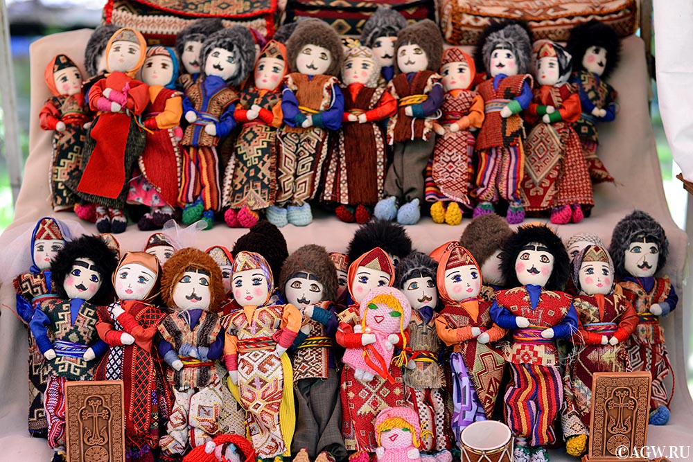 Куклы на вернисаже в Ереване.