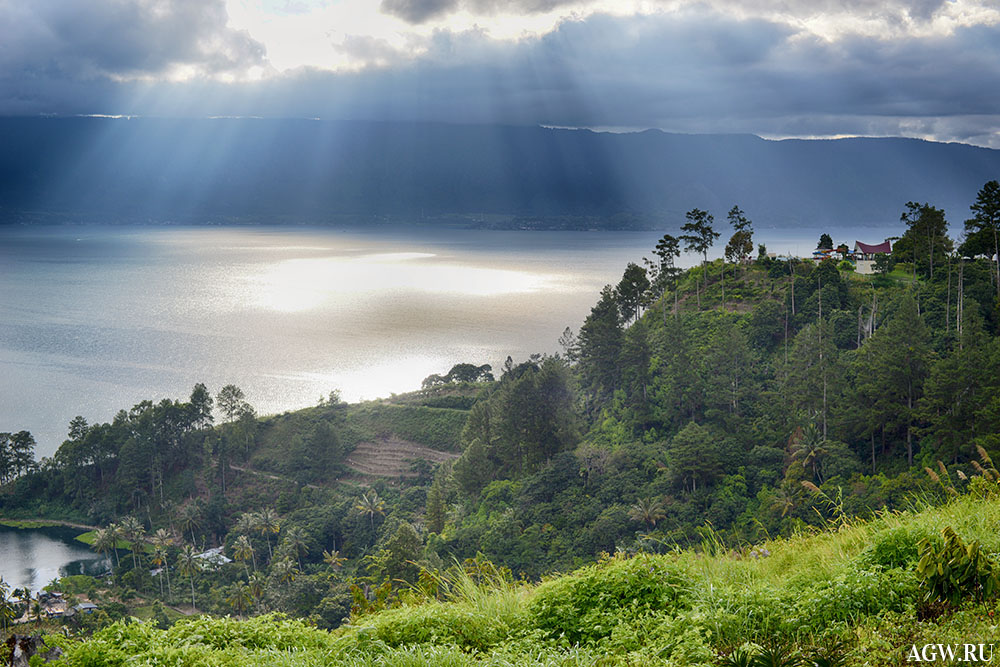 Озеро Тоба, остров Суматра, Индонезия