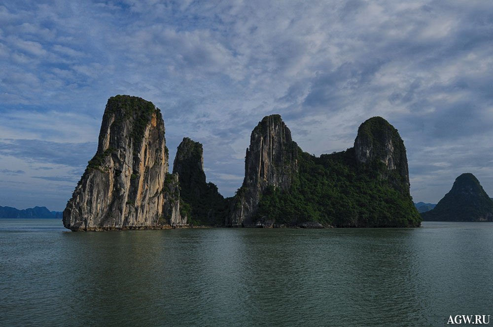 Скалы в бухте Халонг во Вьетнаме