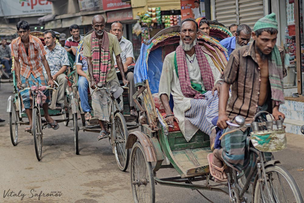 Велорикши на улице в Дакке.