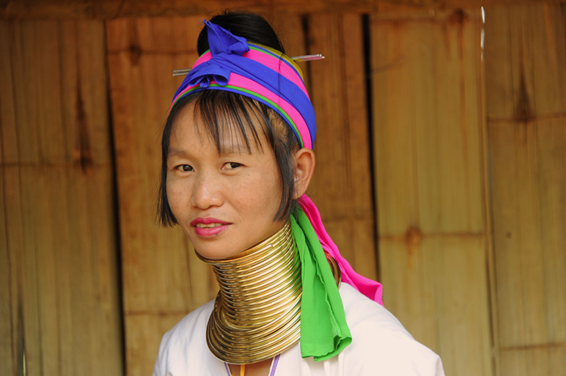 Длинная шея причины. Племя Падаунг. Женщины народа Падаунг. Длинная шея у женщин. Кольца на шее.