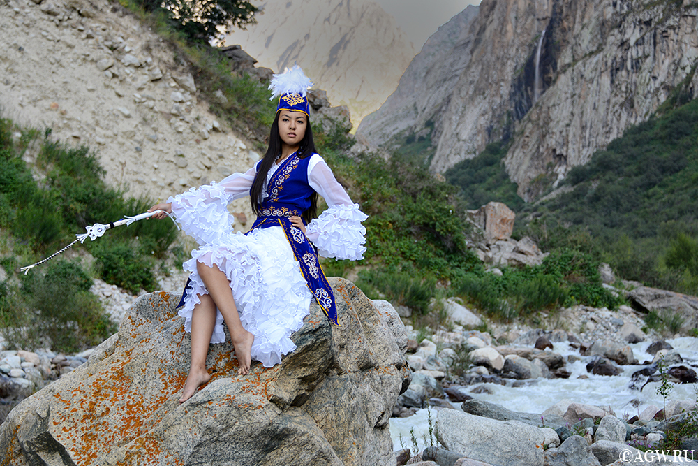 Жена киргиза. Киргизские национальные платья. Киргизские женщины. Красивые девушки Киргизии. Киргизки в национальной одежде.