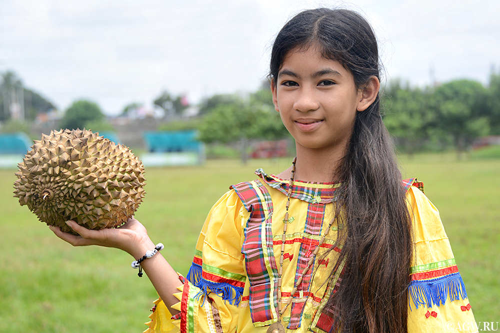 Филиппинская девушка с дурианом. 